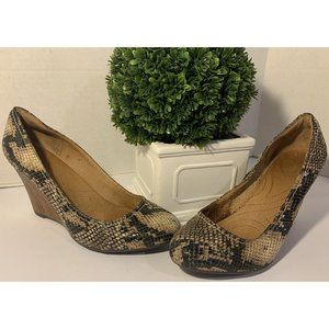 Clarks Womens Sz 8M Snake Skin Print Wedge Heels Pumps Shoes Cream Tan Brown